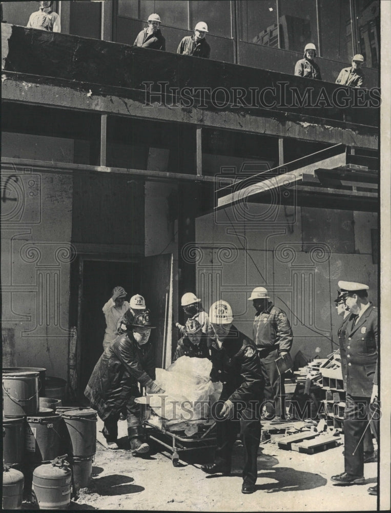 1973 Press Photo Sears Towers Workman peer platform - RRW40909 - Historic Images