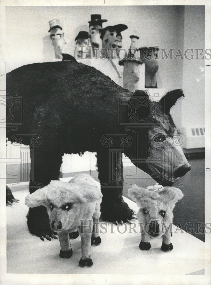 1975 Press Photo Bear Lamb Archulate Santa Phyllis Kind - RRW40955 - Historic Images