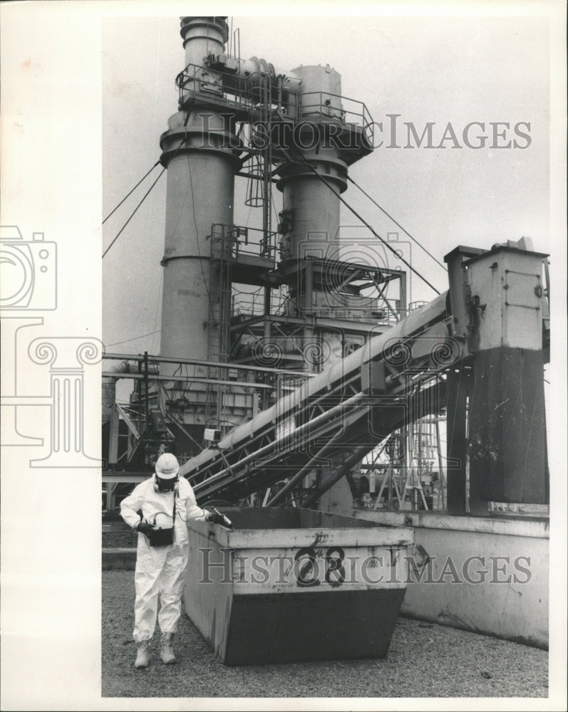 1990 Press Photo Gregory Johnson Harza Paxton Lagoons - RRW40965 - Historic Images