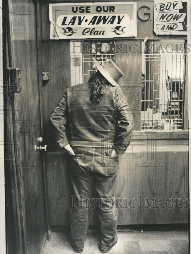 1973 Press Photo A Customer At Swesnick&#39;s Pawn Shop - RRW41017 - Historic Images