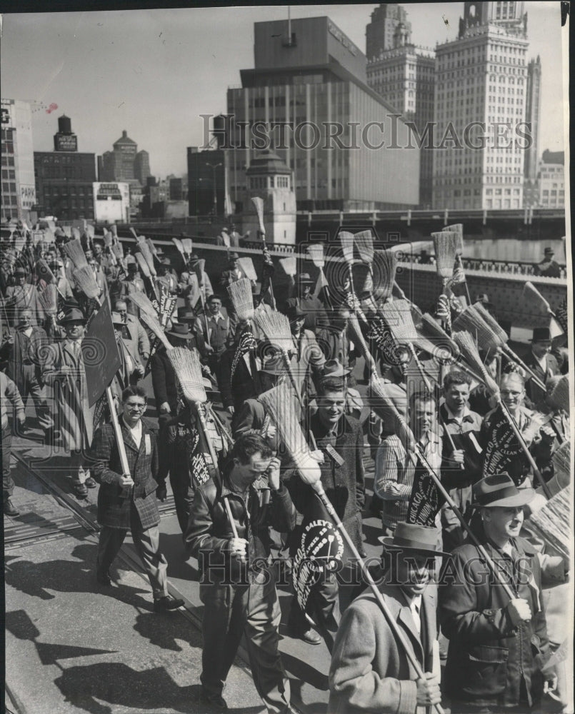 1958 Press Photo Janitors sun Times building Wacker - RRW41073 - Historic Images