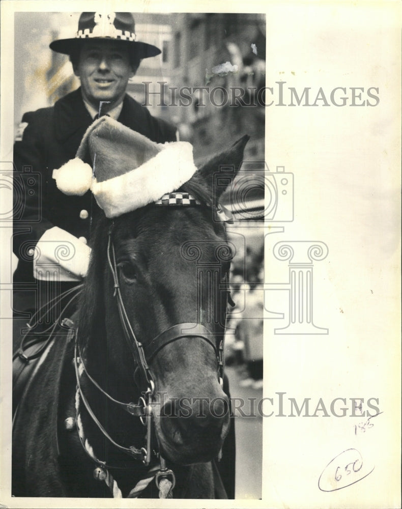 1984 Press Photo Ernest Paynoret Pogo Santa Hat Waves - RRW41093 - Historic Images