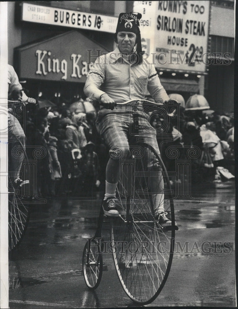 1975 Press Photo Christmas Santa Claus parade spirits - RRW41097 - Historic Images