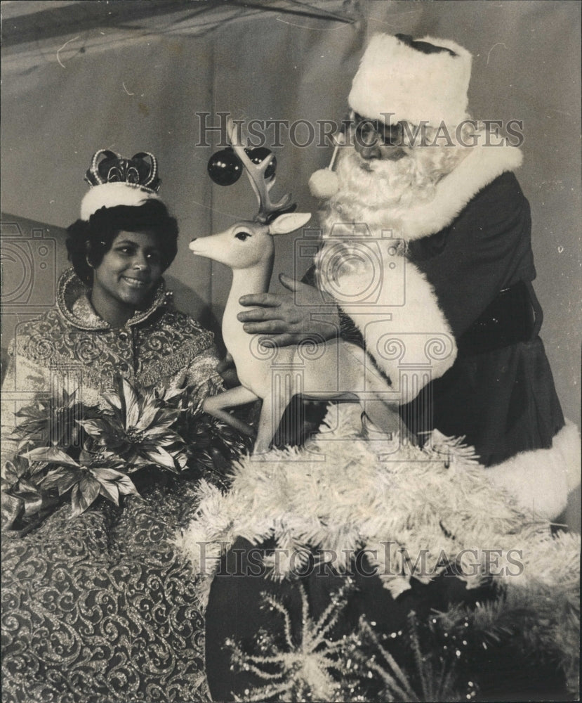 1969 Press Photo Queen Marsha Miles Santa Claus Floats - RRW41111 - Historic Images