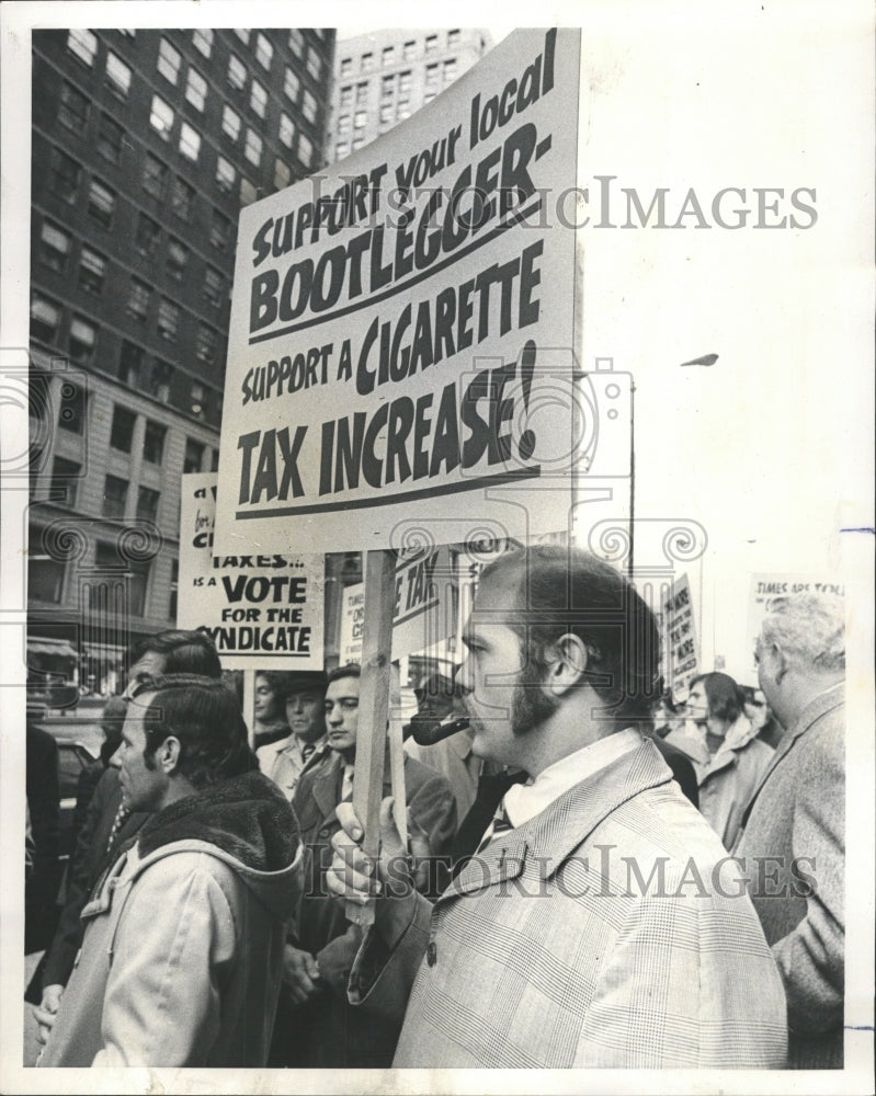 1971 Press Photo Picket City Hall Sign cigarets pack - RRW41205 - Historic Images