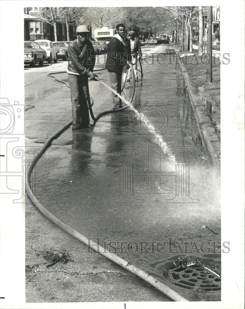 1978 Press Photo Ainslie Rockwell spring cleanup street - RRW41251 - Historic Images