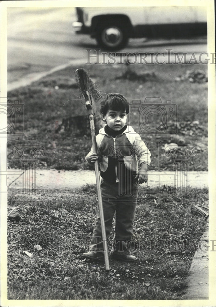 1981 Press Photo Family Raking Cleanup Sweeping Chicago - RRW41253 - Historic Images