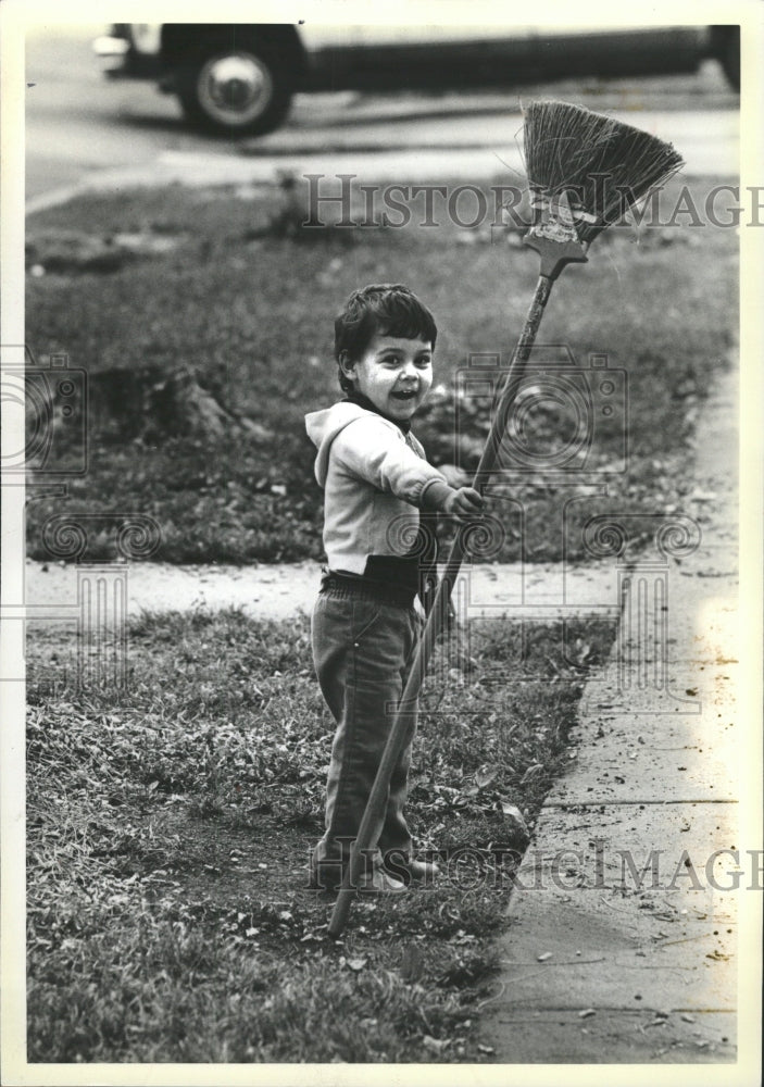 1981 Press Photo Farrah Sonchez North Oakley cleanup - RRW41263 - Historic Images