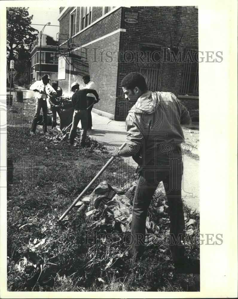 1983 Press Photo Volunteer Rubble Ward Side Operation - RRW41267 - Historic Images