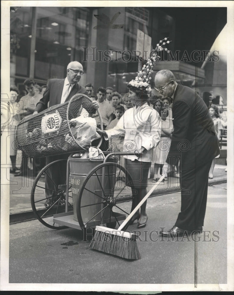 1961 Press Photo Jackie McShane Holiday Queen Anti - RRW41273 - Historic Images