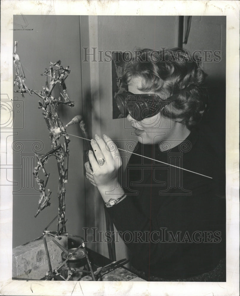 1960 Press Photo Joan Rendle finishes Welded Christ - RRW41439 - Historic Images