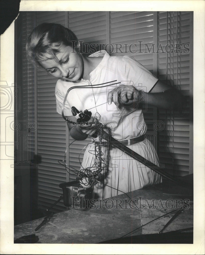 1961 Press Photo Judy Zielinski Fenger art sculpture CH - RRW41441 - Historic Images