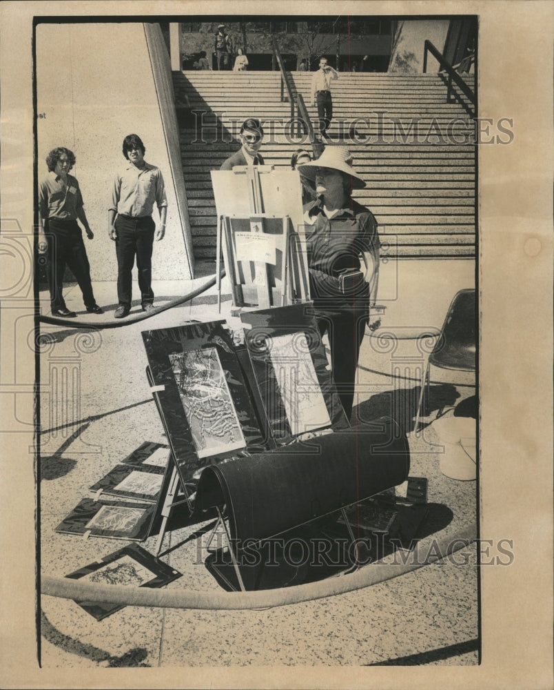 1976 Press Photo Lois Raub exhibits painting Art fair - RRW41445 - Historic Images