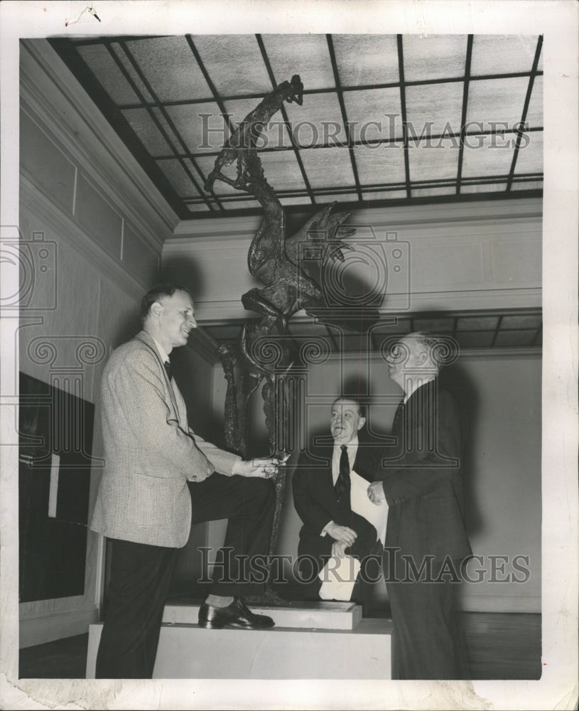 1954 Press Photo Judge American Exhibiton Art Steel - RRW41463 - Historic Images