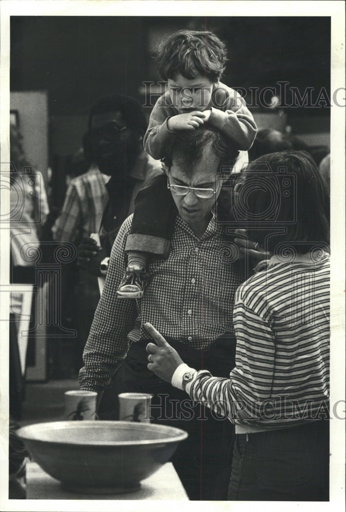 1980 Press Photo Peter Segall Atop Shoulder Street Art - RRW41475 - Historic Images