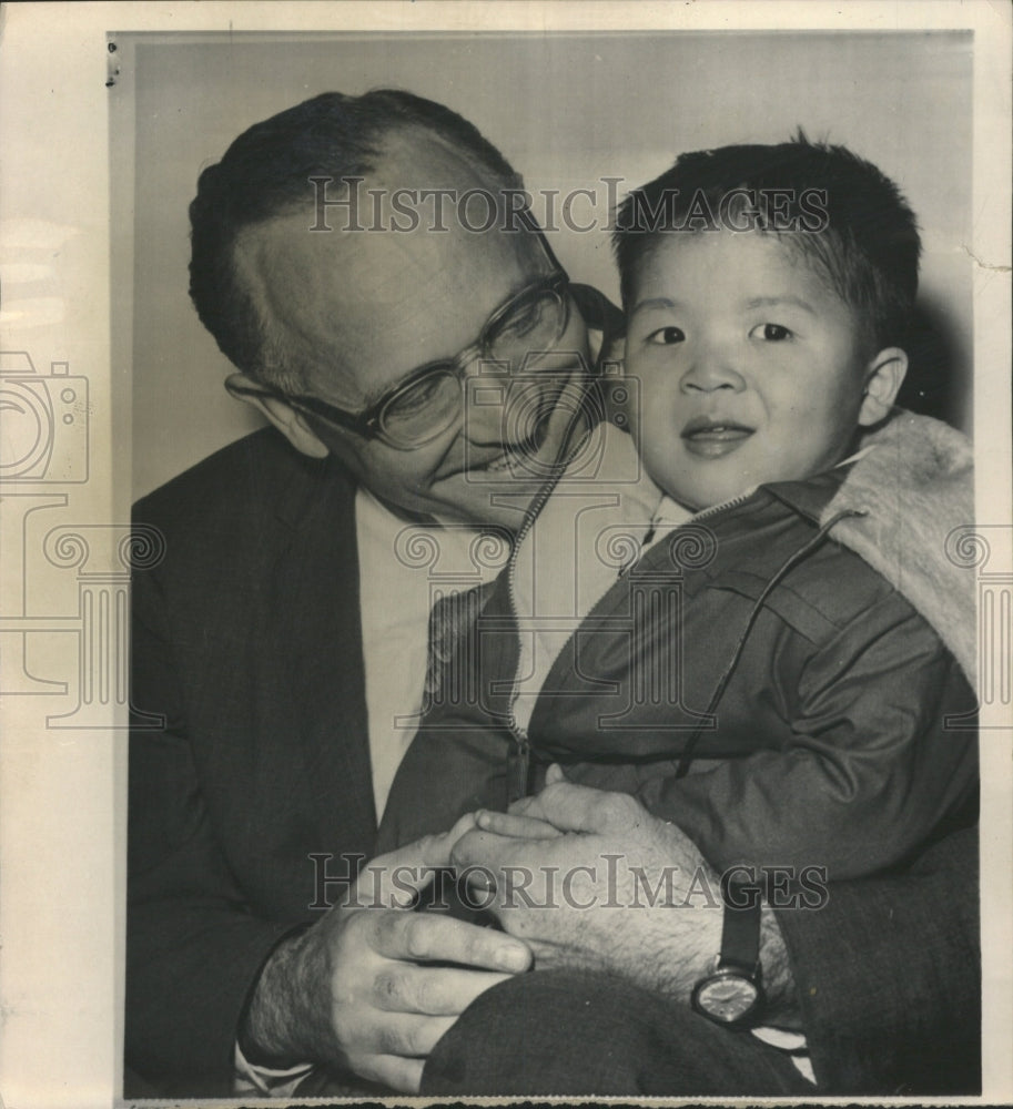 1964 Press Photo Welcomed By New Parent - RRW41639 - Historic Images