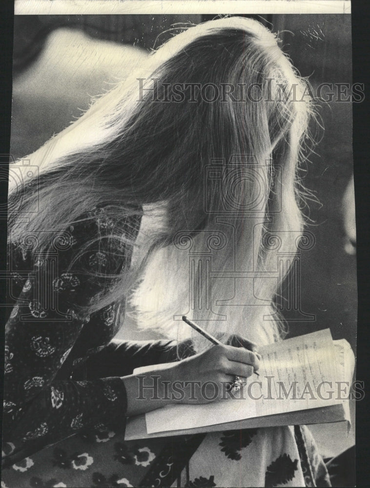 1974 Press Photo Sarah Benoit Auditions Rogers Musical - RRW41819 - Historic Images