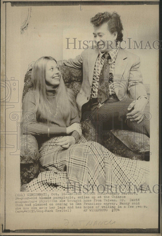 1974 Press Photo Nancy Herbert David Chou Acupuncture - RRW41835 - Historic Images