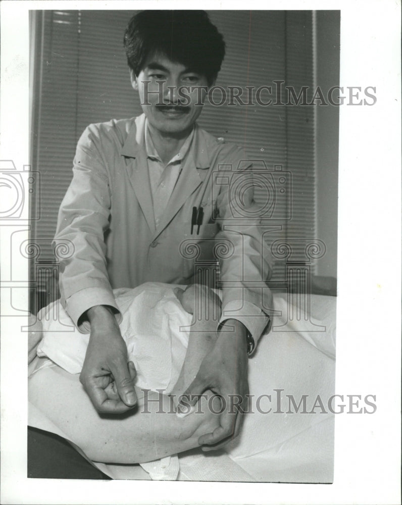 1994 Press Photo Charles Lo Acupuncturist - RRW41839 - Historic Images
