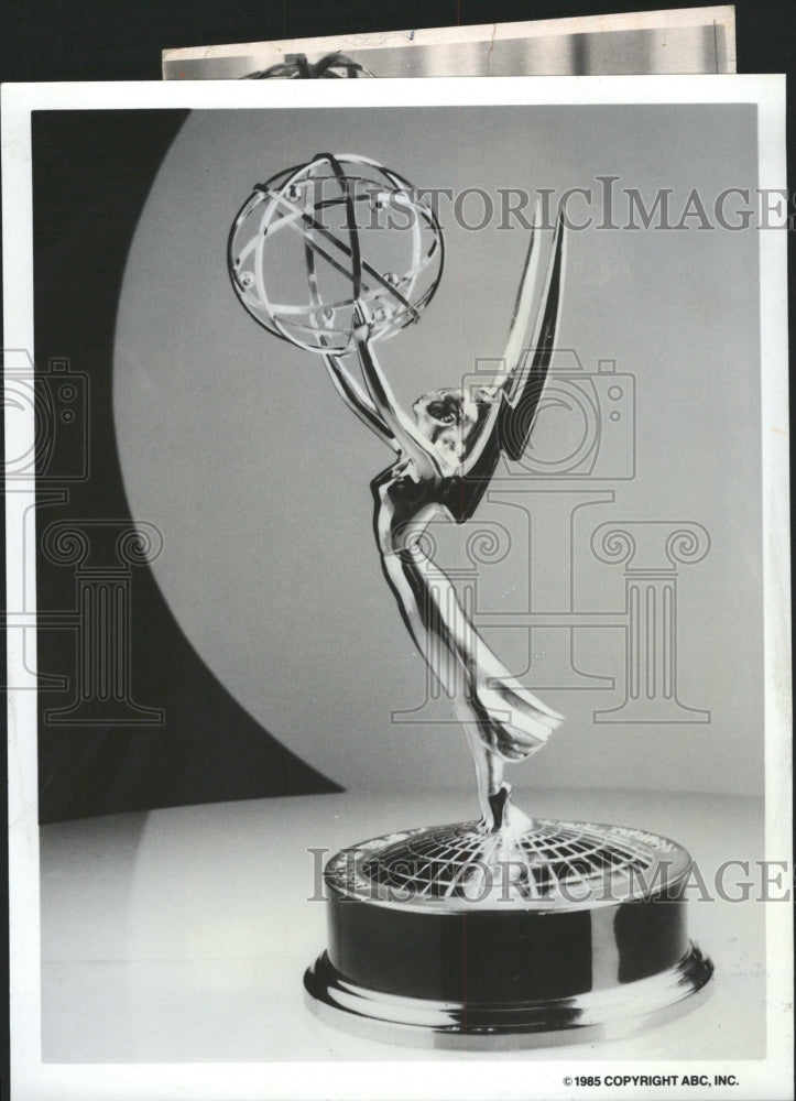 1973 Press Photo Annual Emmy Awards Emmy - RRW41929 - Historic Images