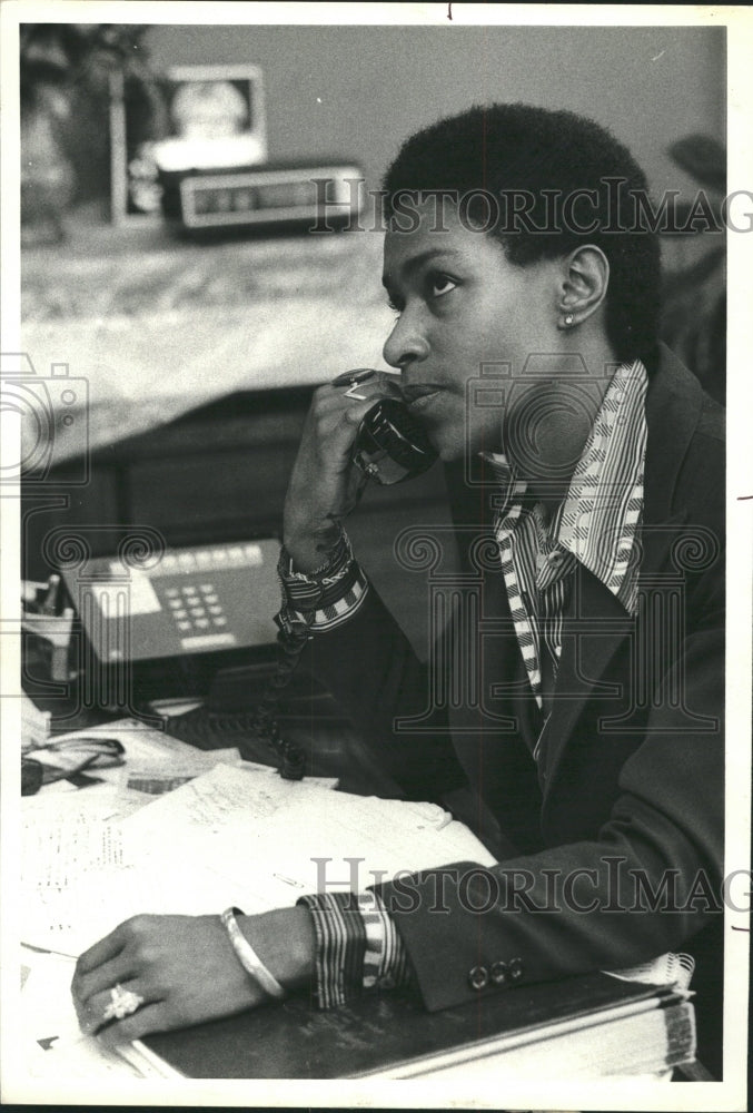 Press Photo Woman abortion sits room charir thinking - RRW41965 - Historic Images