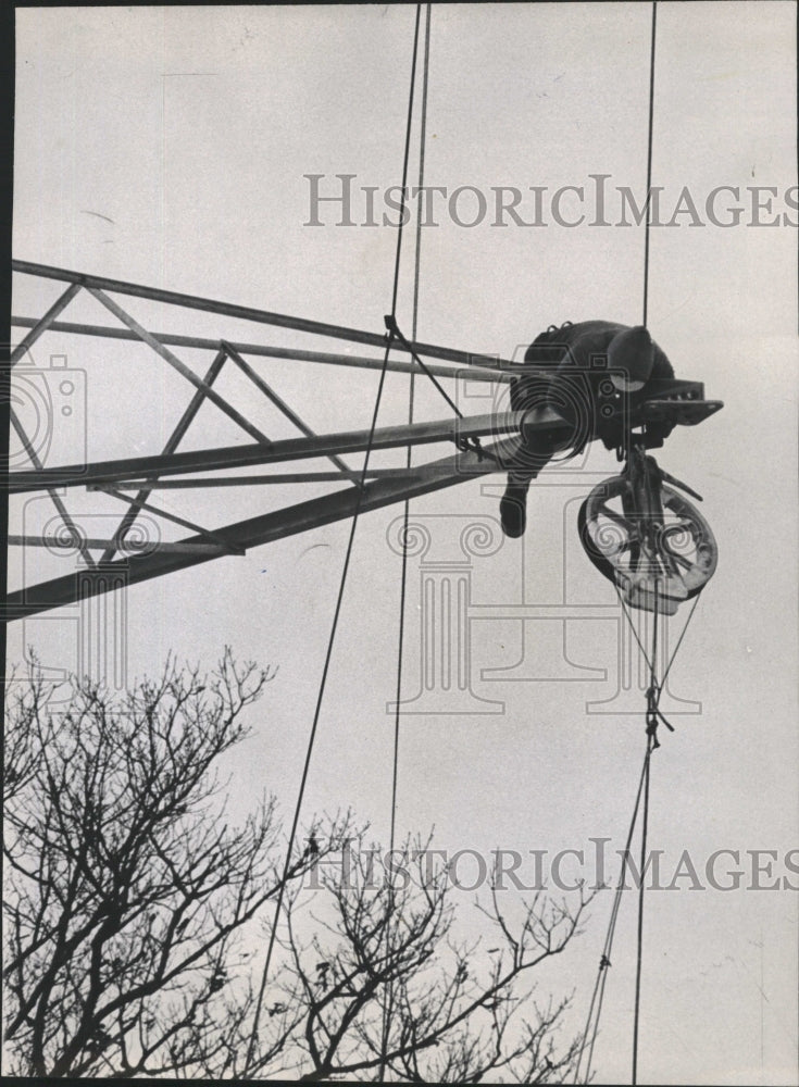 1967 Press Photo Workmen Building hang pulley Morton - RRW42029 - Historic Images