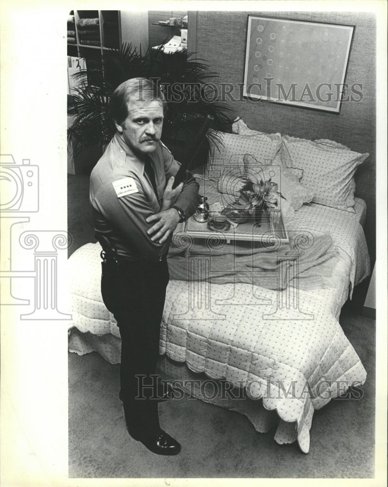 1983 Press Photo European silk cotton sheets pillow bed - RRW42045 - Historic Images