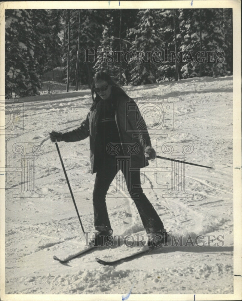 1975 Press Photo Beginner Skiiers - RRW42055 - Historic Images