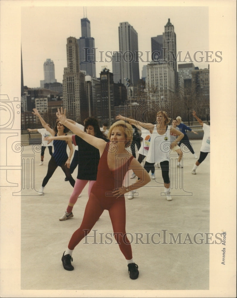 1990 Press Photo Emily Taylor aerobics class Chicago - RRW42085 - Historic Images