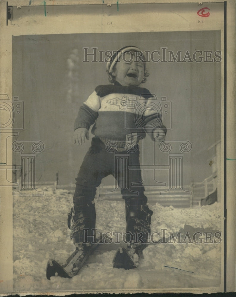 1975 Press Photo Children Skiing - RRW42117 - Historic Images