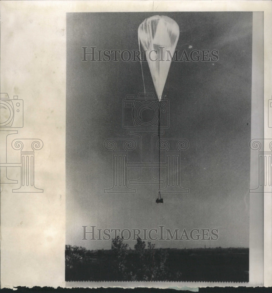 1958 Press Photo Balloon nears earth scientists hover - RRW42163 - Historic Images