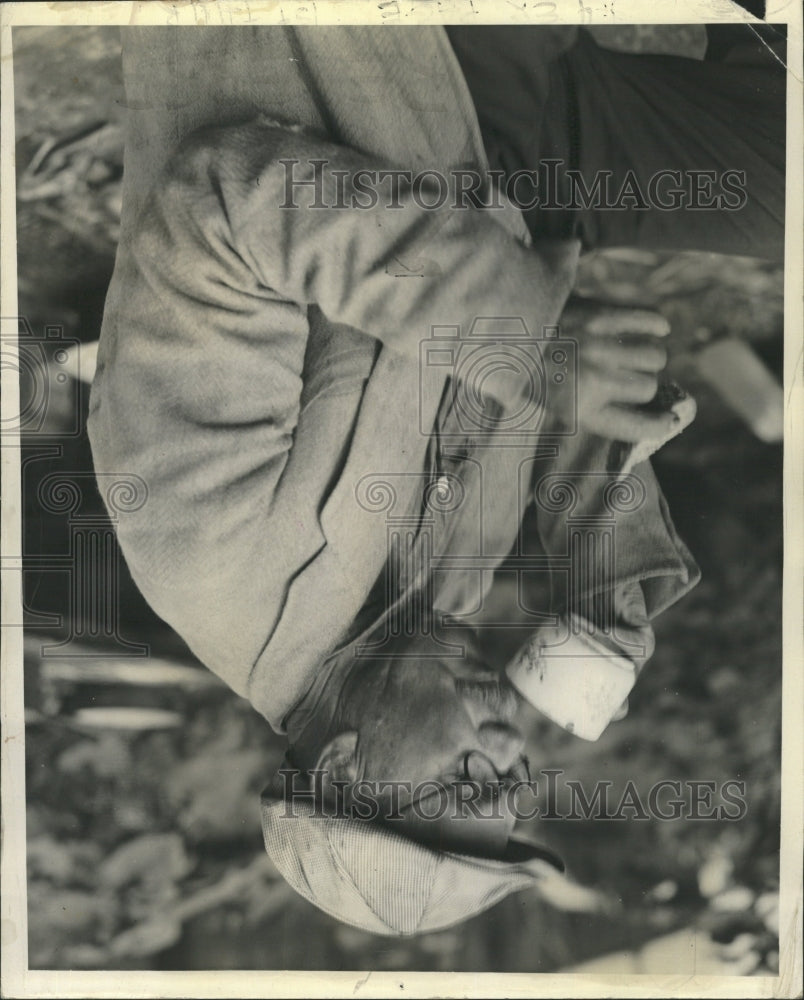 1939 Press Photo John Popka Niles Center Hobo garabage - RRW42235 - Historic Images
