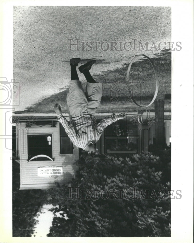 1992 Press Photo Daniel Howard Naper Settlement hoop - RRW42259 - Historic Images