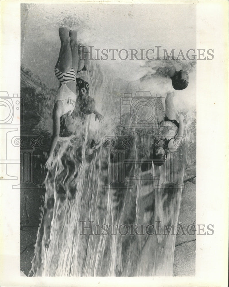 1990 Press Photo Children waterfall Naperville aquatic - RRW42267 - Historic Images