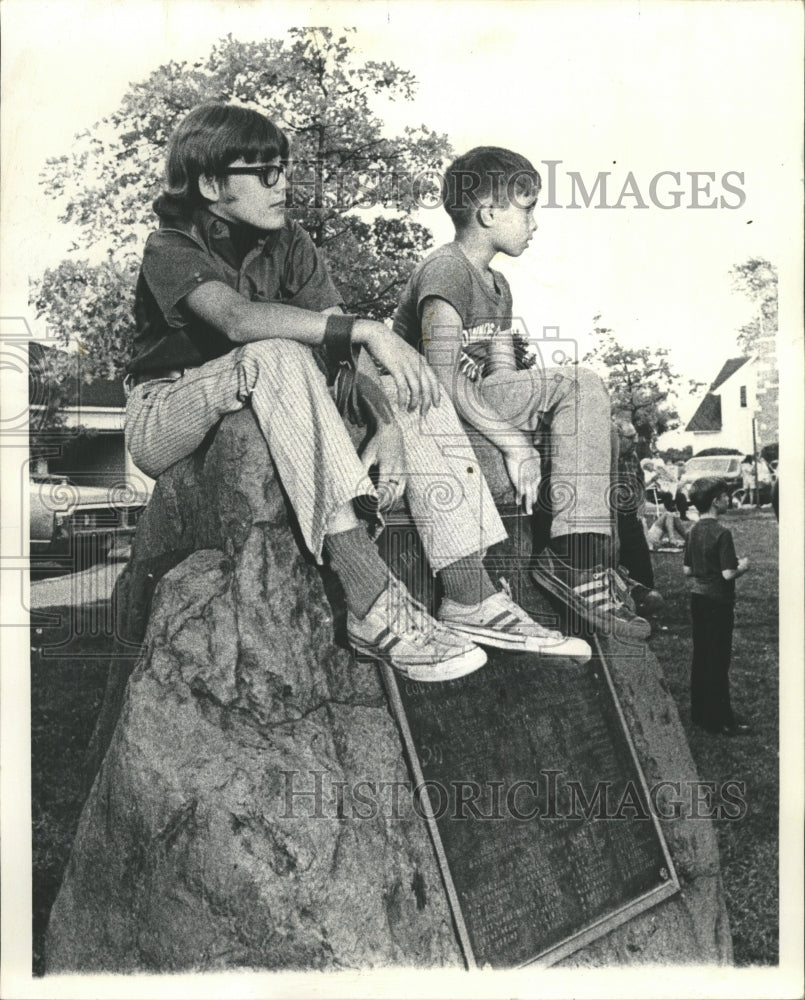 1971 Press Photo Naperville DuPage Country Stone Marker - RRW42277 - Historic Images