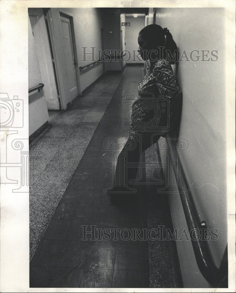 1973 Press Photo Pregnant woman wait Narcotics addict - RRW42305 - Historic Images