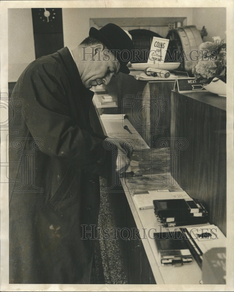 1967 Press Photo Lincoln Square saving Loan Assn Prints - RRW42327 - Historic Images