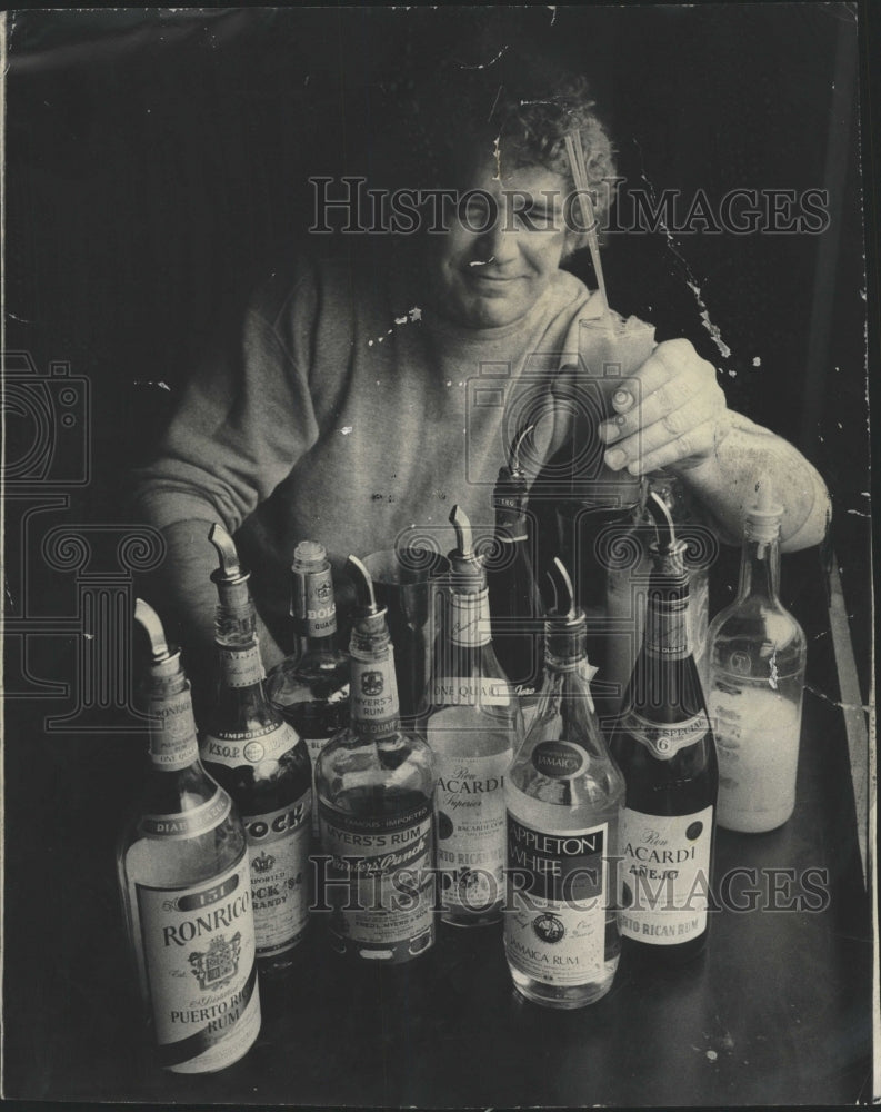 1974 Press Photo Ronny Myers Oxford Pub Liquors - RRW42337 - Historic Images