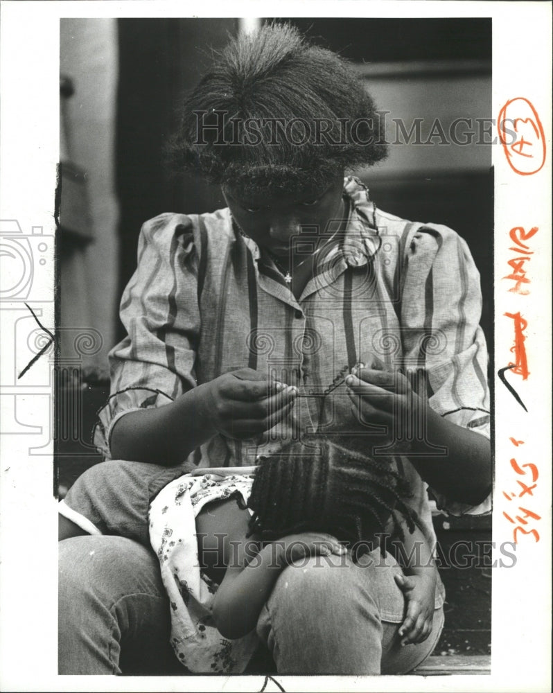 1985 Press Photo Yolanda Armsdale weaves hair of neighb - RRW42391 - Historic Images