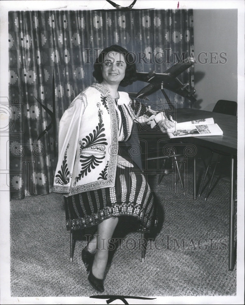 1964 Press Photo Marge Motoui Writer Travels Fran Maise - RRW42435 - Historic Images