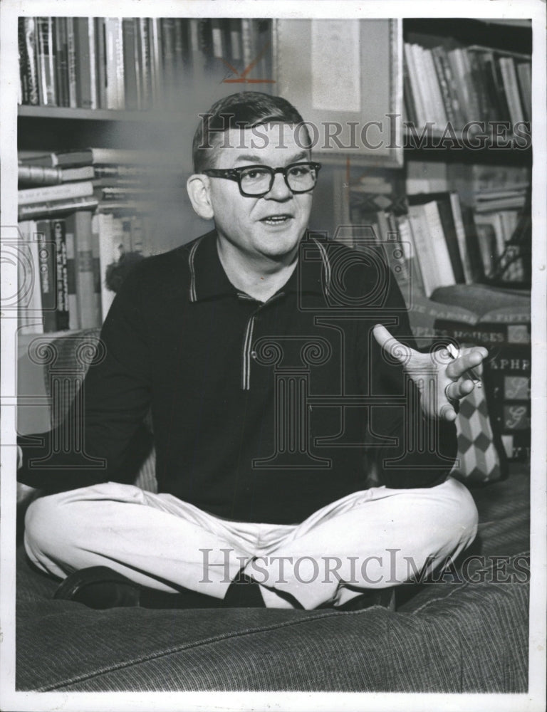 1991 Press Photo Sitting croos legged couch Tad Mosel - RRW42437 - Historic Images