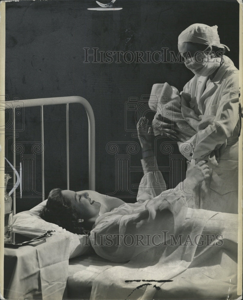 1957 Press Photo mother after giving birth - RRW42449 - Historic Images