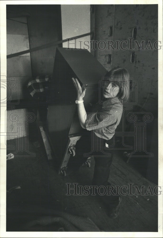 1979 Press Photo Karen Walczak Red Ball movers pitches - RRW42533 - Historic Images