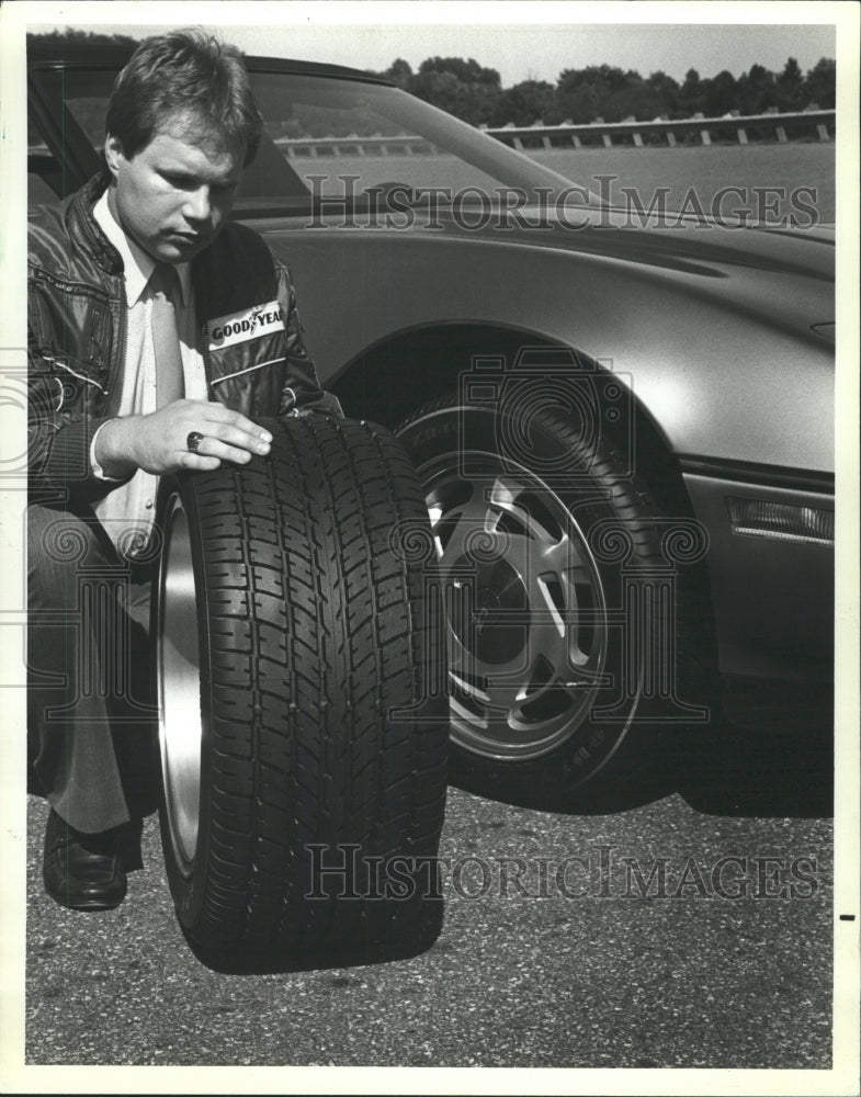 1987 Press Photo Fred Kovac Good Year Gator back Car US - RRW42579 - Historic Images