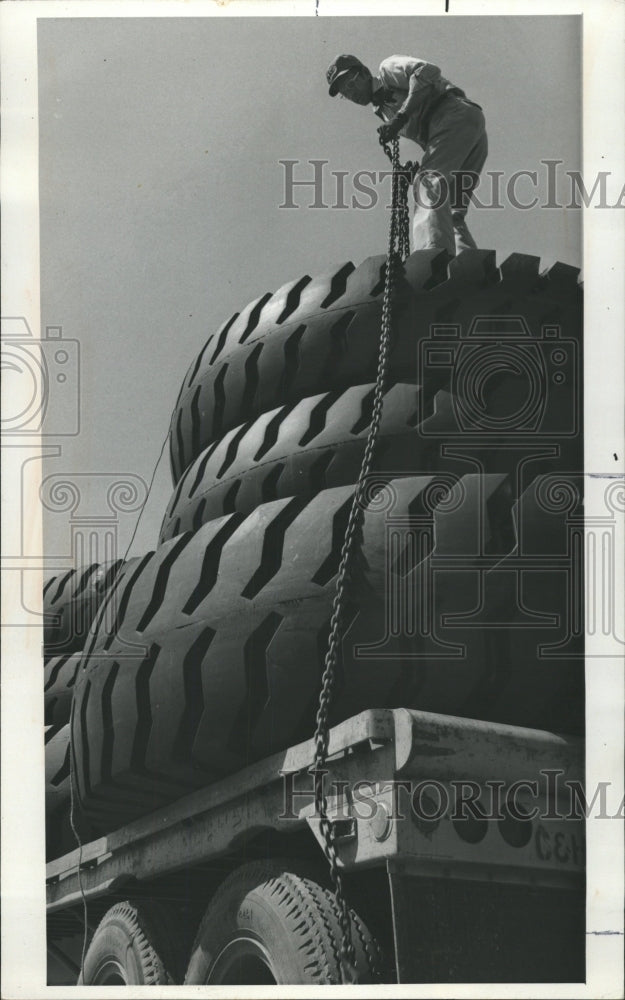 1974 Press Photo Giant earth mover tires Goodyear truck - RRW42597 - Historic Images