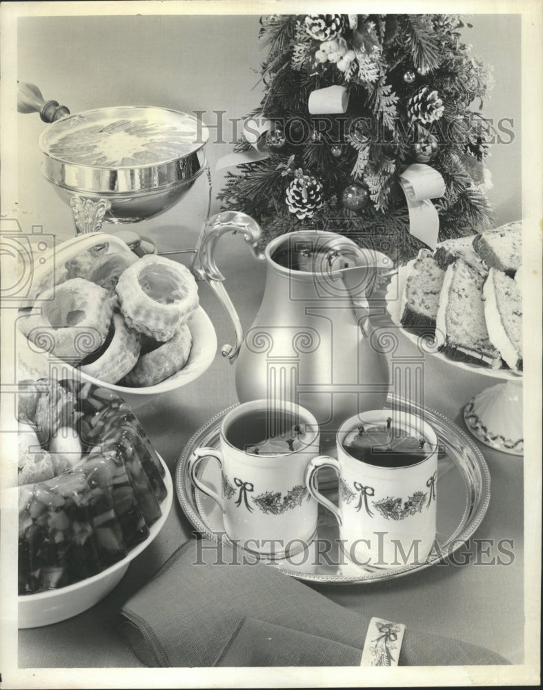 1983 Press Photo Holiday Mulled Tea Punch - RRW42755 - Historic Images