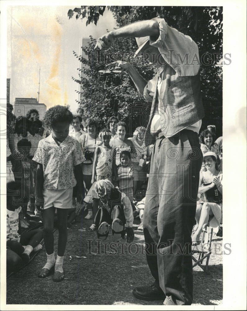 1987 Press Photo Zapata Puppet Theater Michael Sandal - RRW42871 - Historic Images