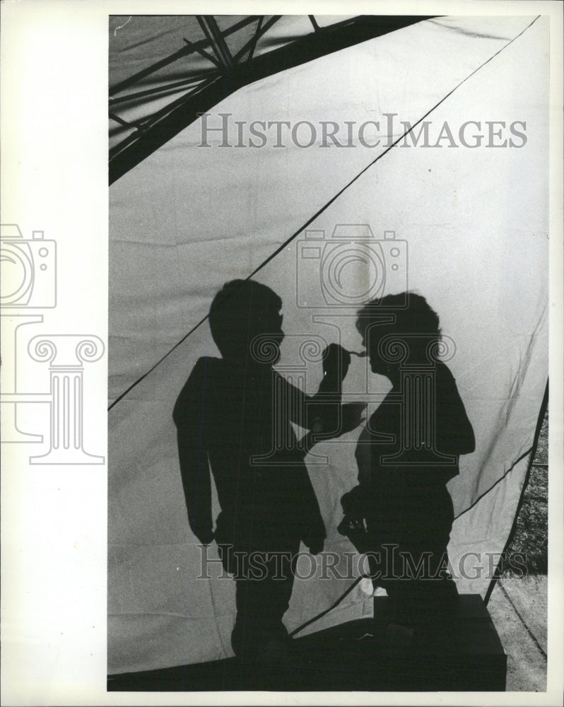 1984 Press Photo Shadows Warm Sun tell David Bice Kathy - RRW42893 - Historic Images