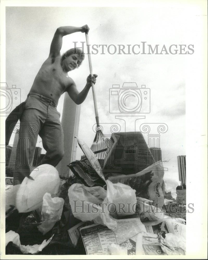 1984 Press Photo City worker Roger Chicago taste Garnt - RRW42899 - Historic Images