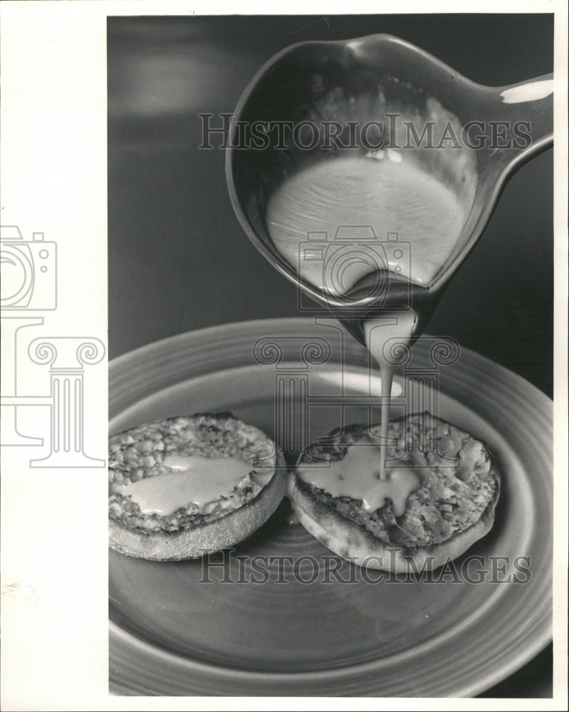 1985 Press Photo Welsh Rabbit English Muffins Toast - RRW42933 - Historic Images